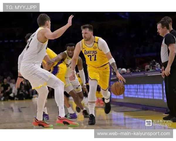 领先18分！湖人全队打疯了，詹姆斯笑得合不拢嘴，东契奇独木难支